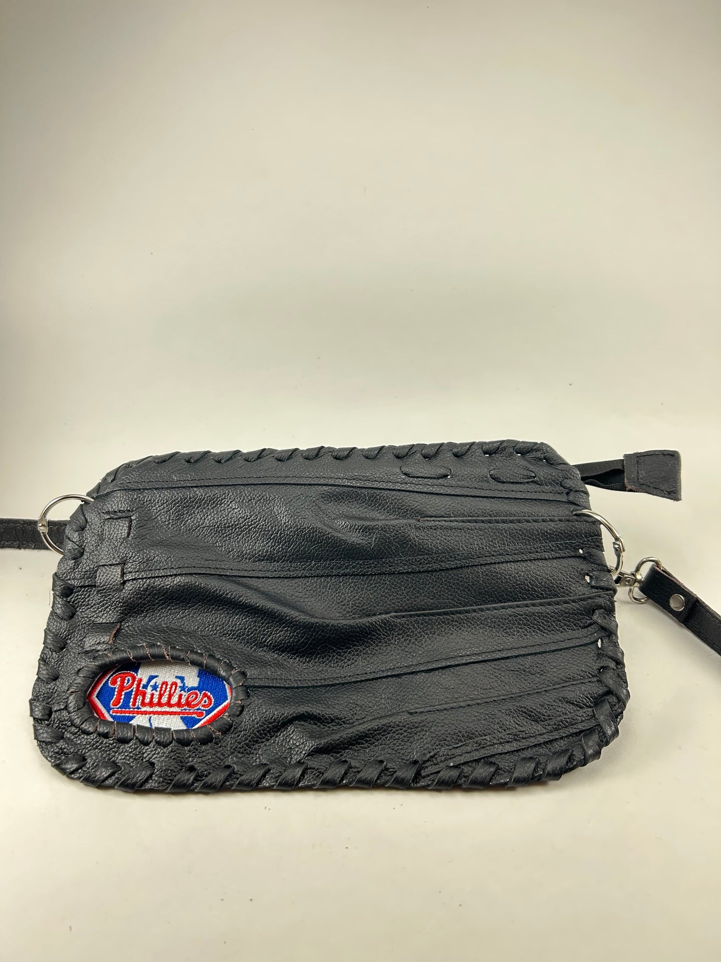 Black Finger Glove Purse - Philadelphia Phillies Diamond