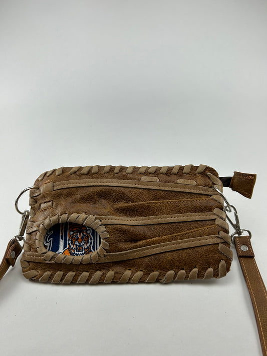 Finger Glove Wristlet - Detroit Tigers D Tiger